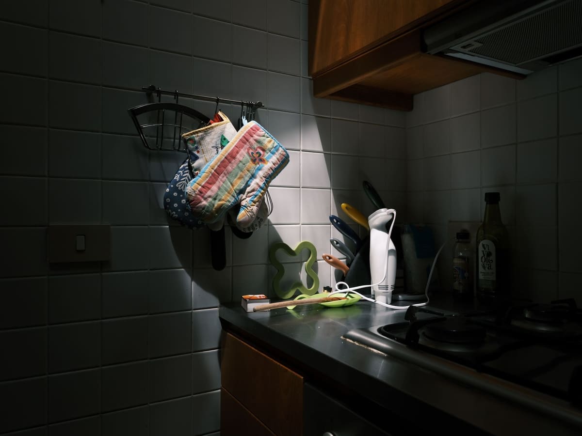 Inspection nocturne à la lampe torche pour repérer un nid de cafards en cuisine