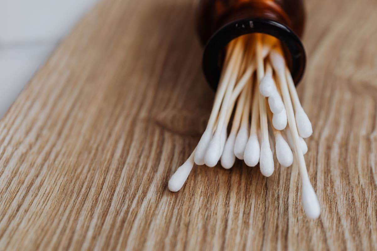 Cotons imbibés d'huile essentielle de menthe utilisés comme répulsif souris naturel